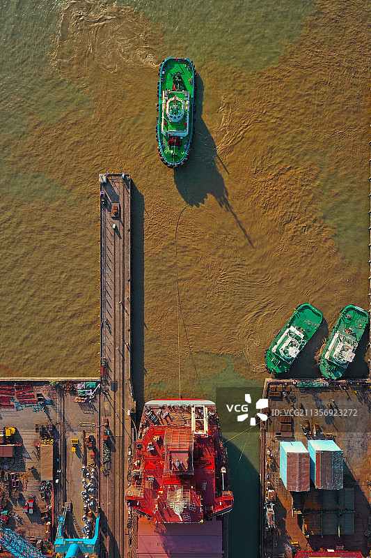 航拍拖轮正在拖动船坞里的一条船图片素材