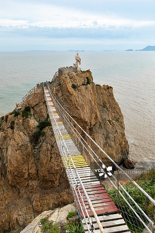 洞头仙叠岩海上吊桥和戚继光像图片素材