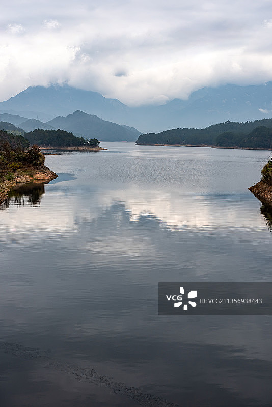 多云天气的山水图片素材