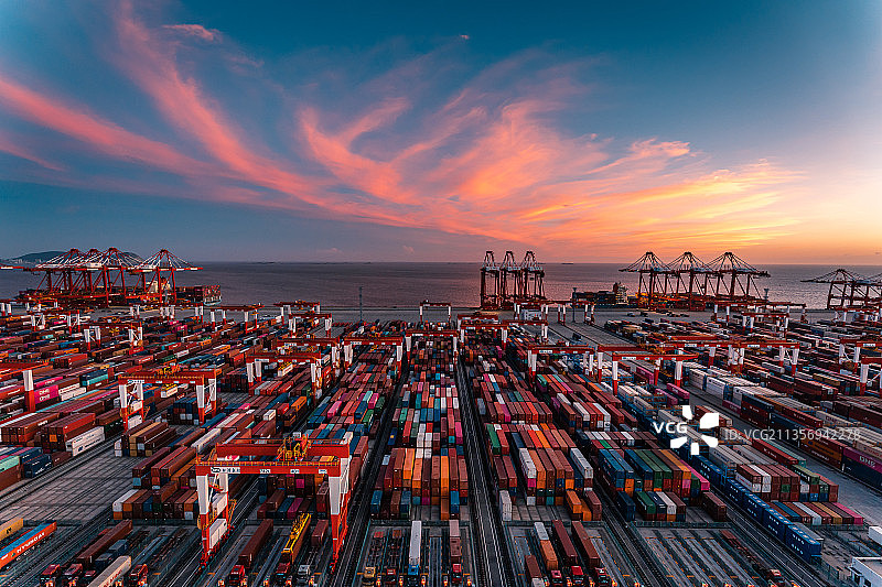 晚霞中的洋山港四期自动化码头图片素材