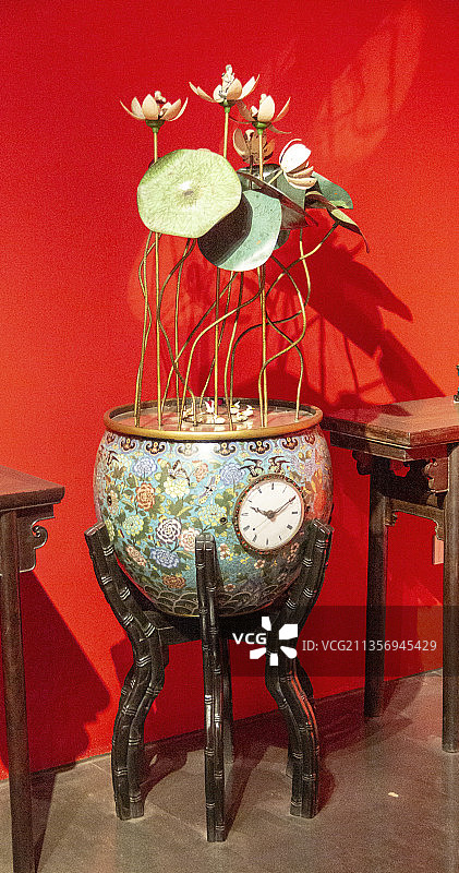 北京故宫钟表馆：铜镀金珐琅荷花缸钟（清，清宫造办处）图片素材