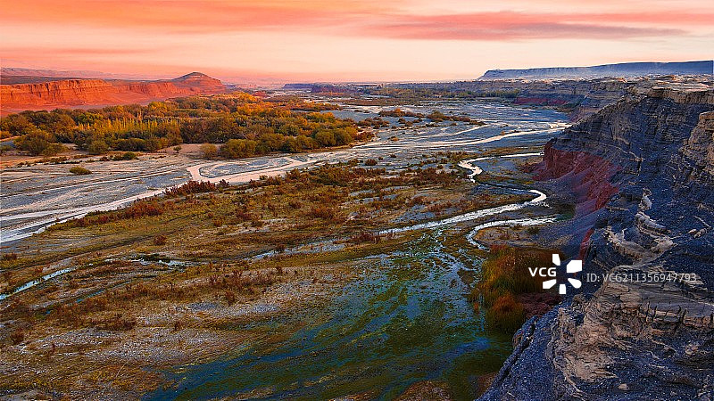 秋染红河谷图片素材