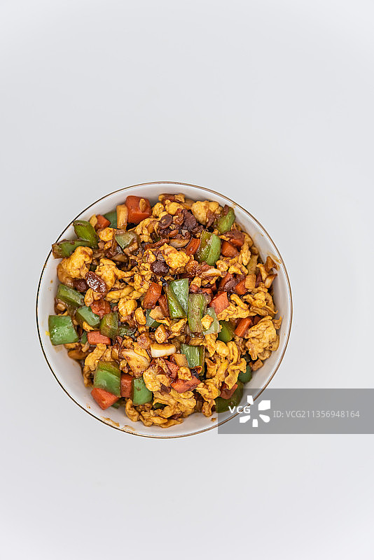 一碗青椒胡萝卜鸡蛋炸酱鸡蛋酱特写图片素材