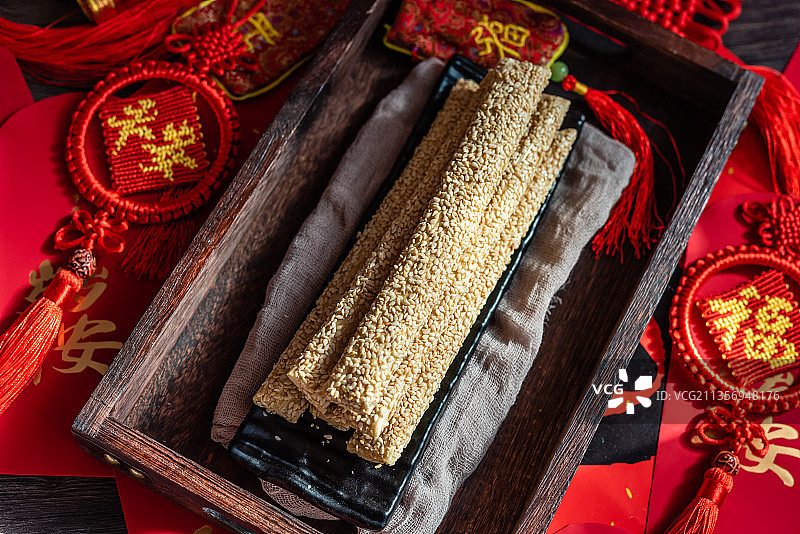 暗调风格有福字中国结中国风背景的一盘灶糖芝麻糖图片素材