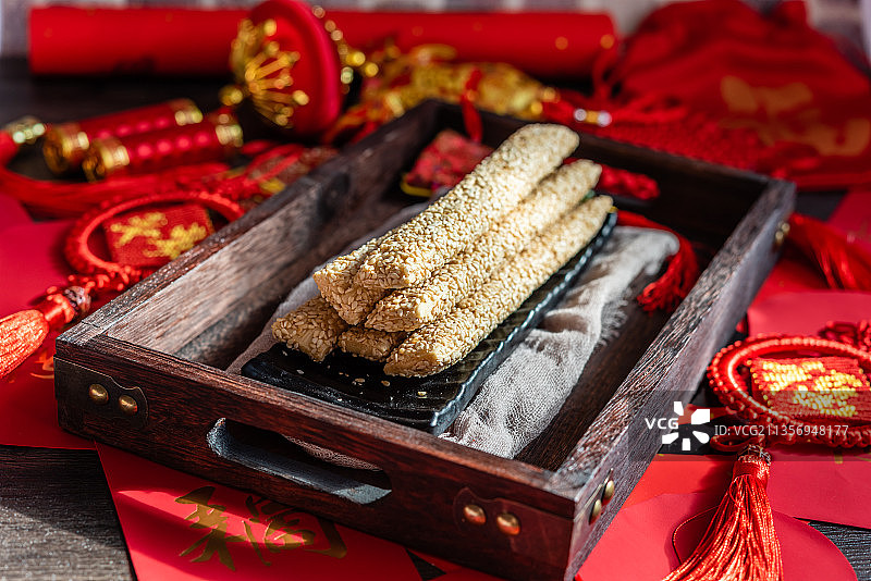 暗调风格有福字中国结中国风背景的一盘灶糖芝麻糖图片素材