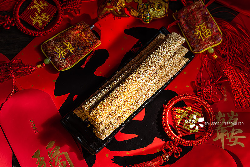 暗调风格有福字中国结中国风背景的一盘灶糖芝麻糖图片素材