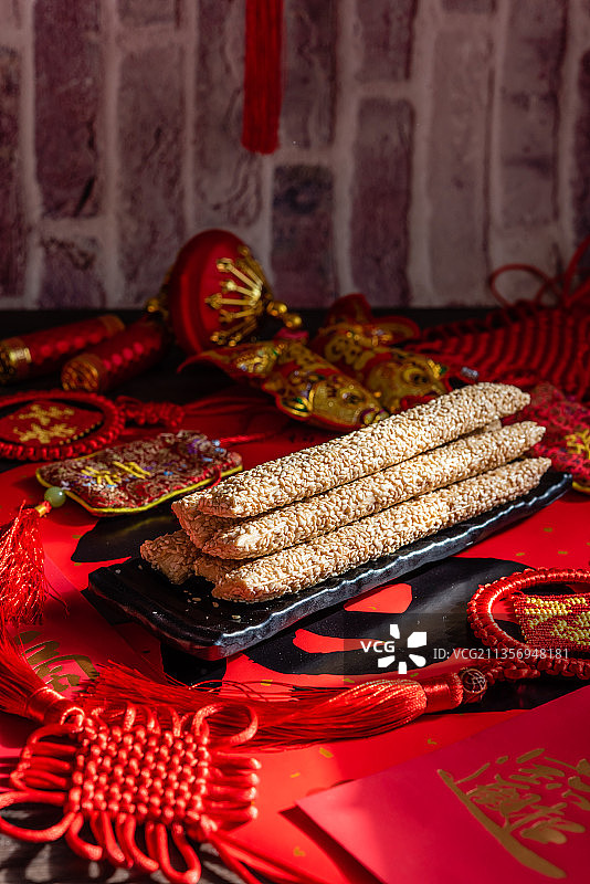 暗调风格有福字中国结中国风背景的一盘灶糖芝麻糖图片素材