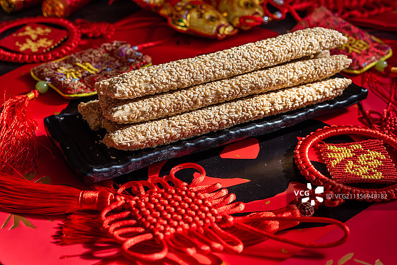 暗调风格有福字中国结中国风背景的一盘灶糖芝麻糖图片素材