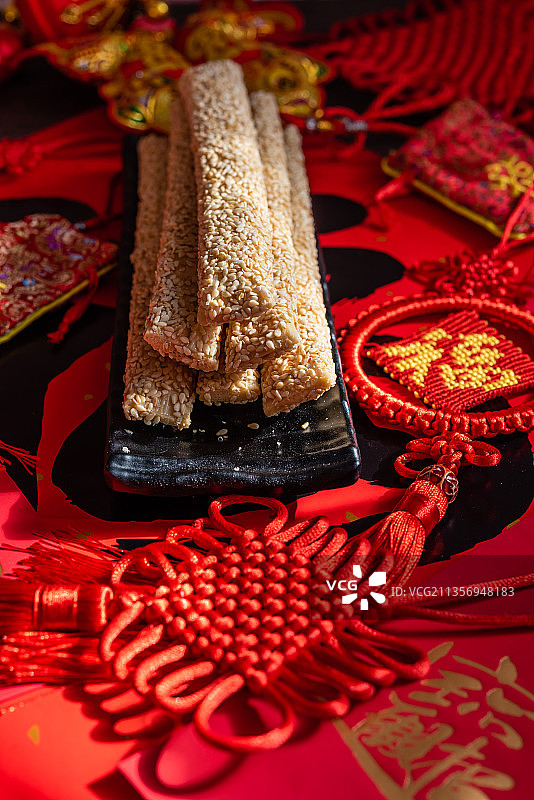 暗调风格有福字中国结中国风背景的一盘灶糖芝麻糖图片素材