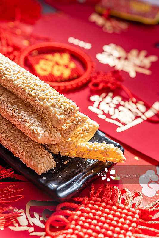 明调风格有福字中国结中国风背景的一盘灶糖芝麻糖图片素材