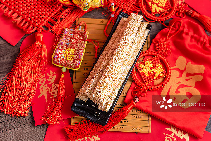 明调风格有福字中国结中国风背景的一盘灶糖芝麻糖图片素材