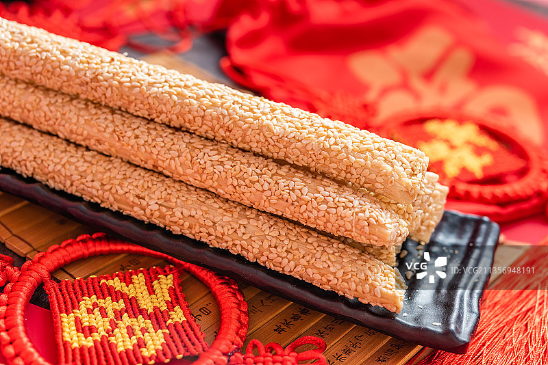 明调风格有福字中国结中国风背景的一盘灶糖芝麻糖图片素材