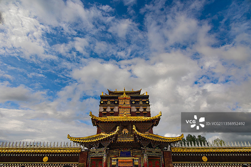 晴朗多云的天气，甘肃安多藏区合作市，有金色飞檐的米拉日巴佛阁图片素材
