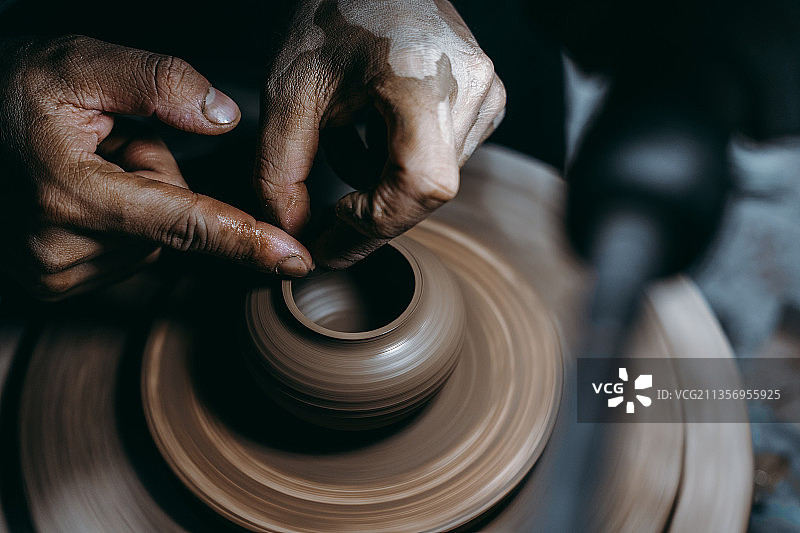 在陶轮上的手图片素材