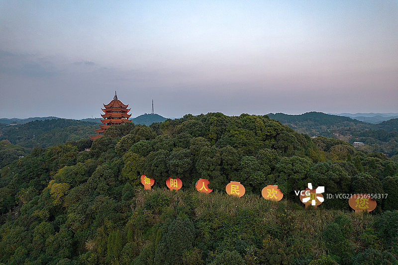四川省德阳市钟鼓楼与“德阳人民欢迎您”标语图片素材
