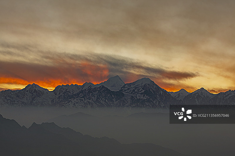 夕阳下的贡嘎山图片素材