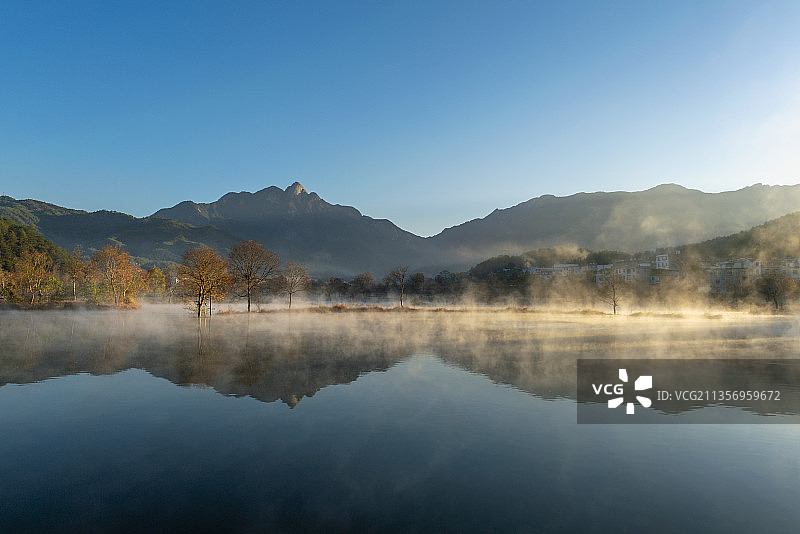 水上红叶图片素材