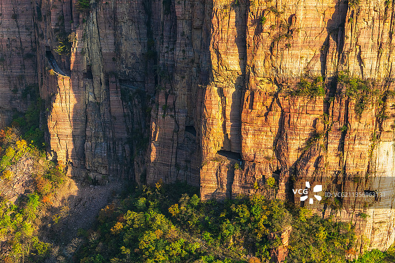河南新乡辉县万仙山景区郭亮挂壁公路绝壁长廊秋季户外风光高视角图片素材