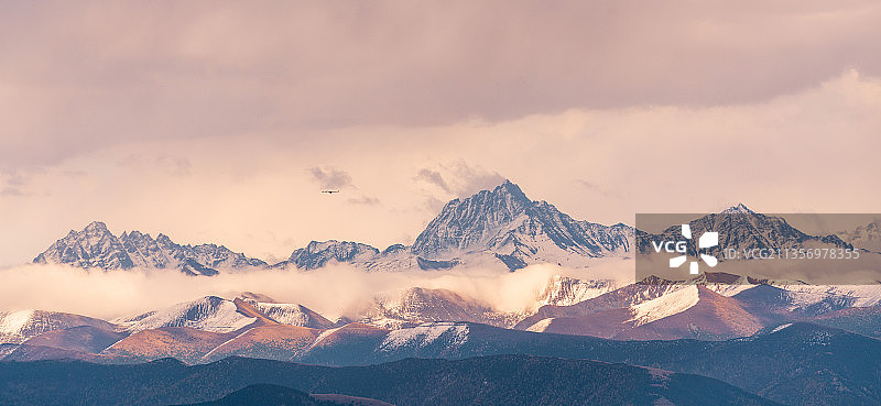 四川省甘孜州黑石城贡嘎雪山风光图片素材