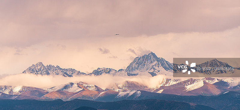 四川省甘孜州黑石城贡嘎雪山风光图片素材