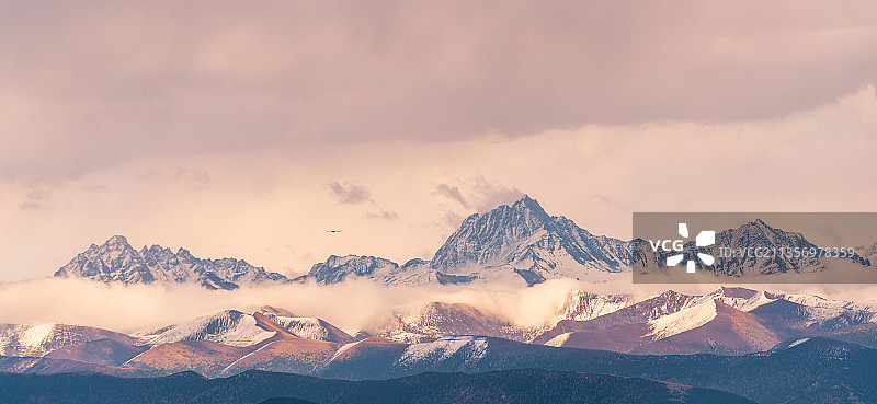 四川省甘孜州黑石城贡嘎雪山风光图片素材