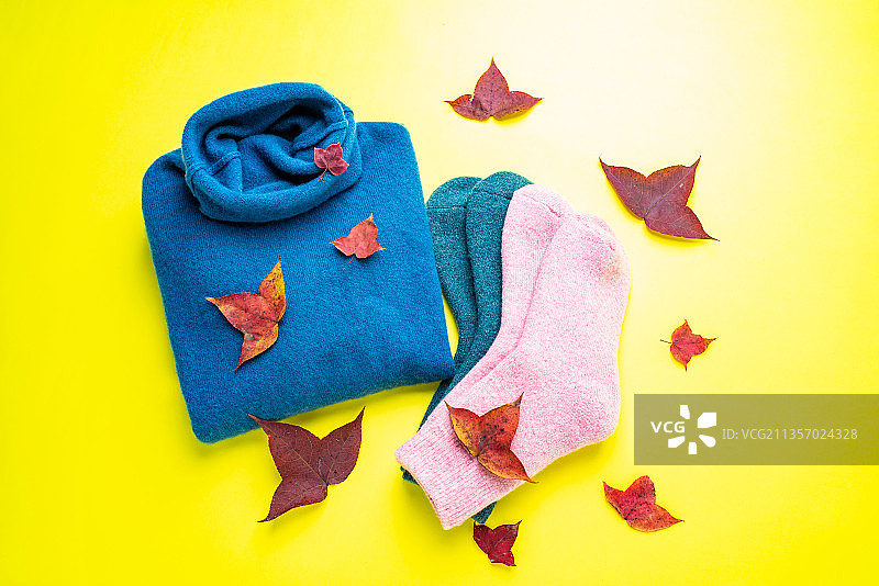 秋冬保暖羊绒衫和羊绒袜子图片素材