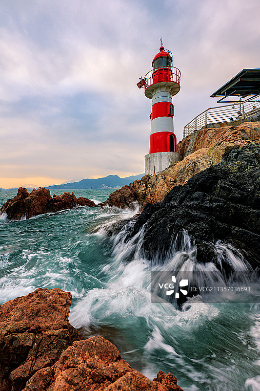 激流勇进的背仔角灯塔图片素材