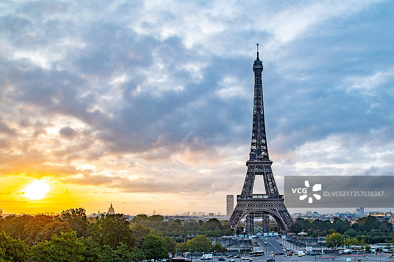 法国战神广场日落时分多云天空下的埃菲尔铁塔图片素材
