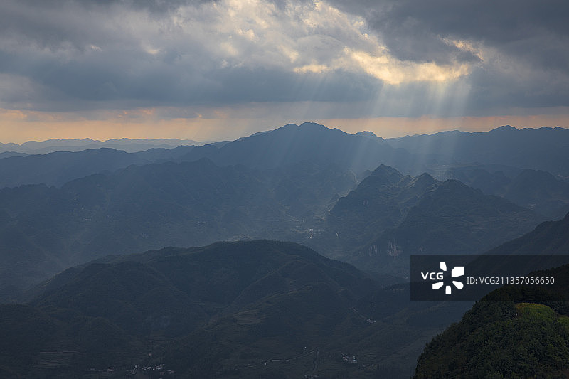云贵高原乌蒙山风光，高山、群峰、峡谷、光芒、村庄、光影、阡陌图片素材