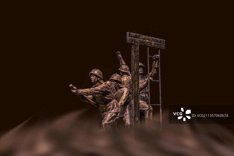 奋力救火中的消防官兵群像图片素材