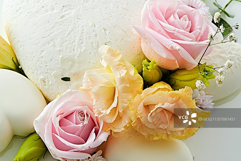 爱心造型椰奶香芋情人节蛋糕图片素材