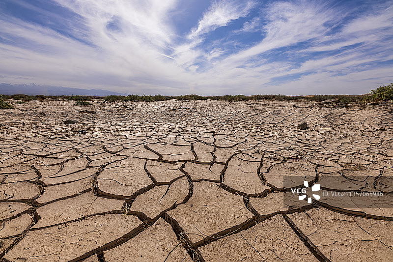 干旱地裂日落晚霞图片素材