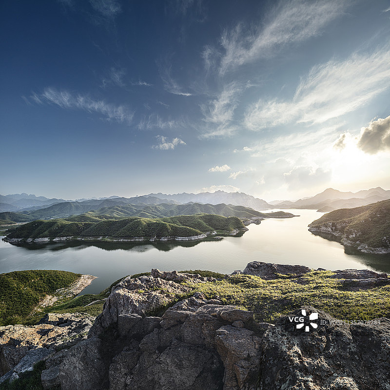 黄昏时在山顶远眺湖水和群山图片素材