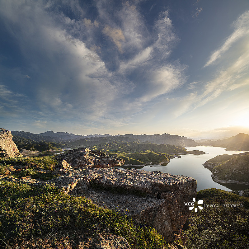 黄昏时在山顶远眺湖水和群山图片素材