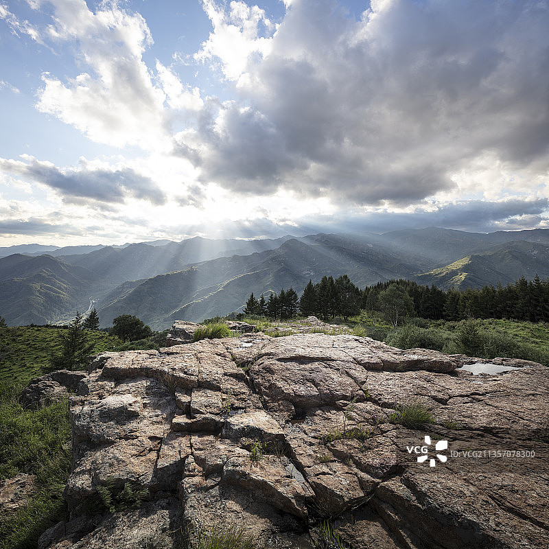 戏剧性天空下的巨石和壮美风景图片素材