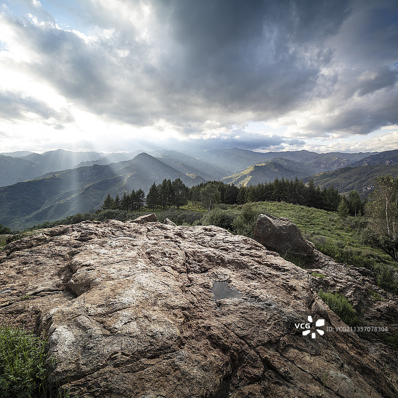 戏剧性天空下的巨石和壮美风景图片素材