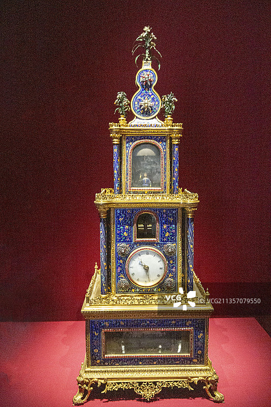 北京故宫钟表馆：铜镀金珐琅楼攀杠人钟（清乾隆，广州）图片素材