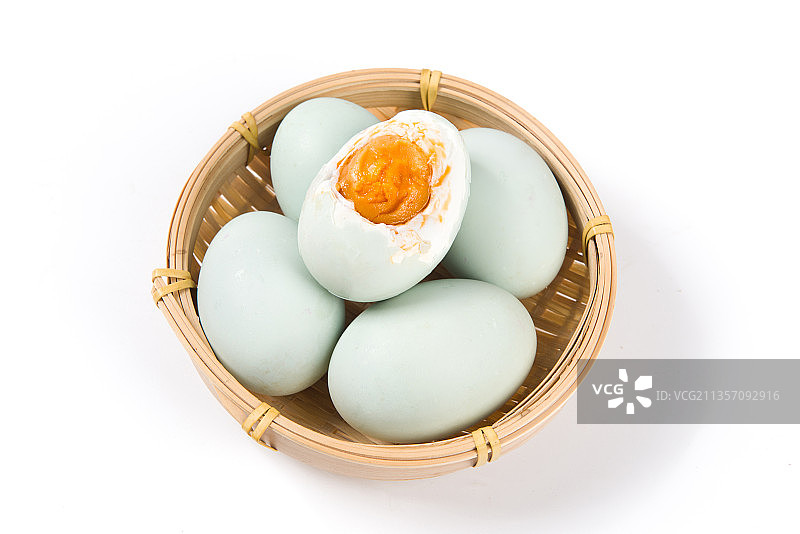 白色背景上的咸鸭蛋图片素材