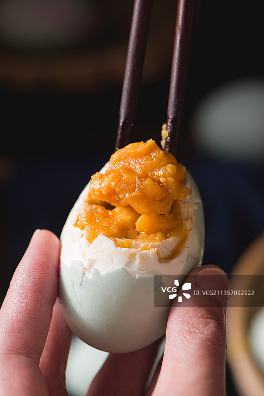 剥开的鸭蛋黄特写图片素材