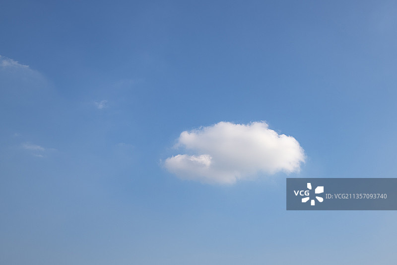 天空中的一朵白云图片素材