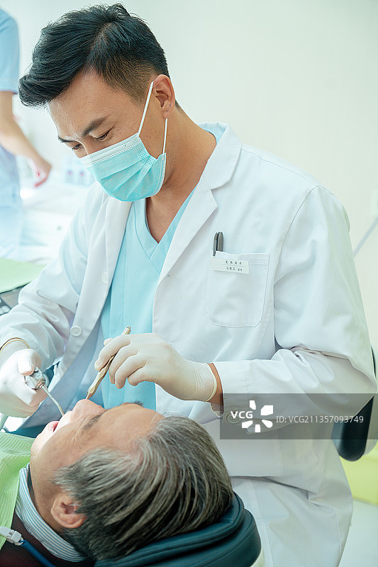 牙医在给中老年患者治疗图片素材