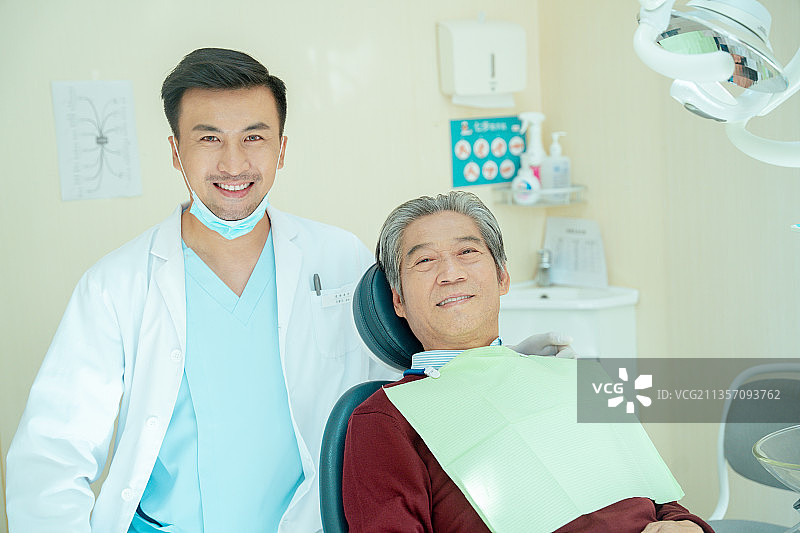 牙医和中老年患者的肖像图片素材