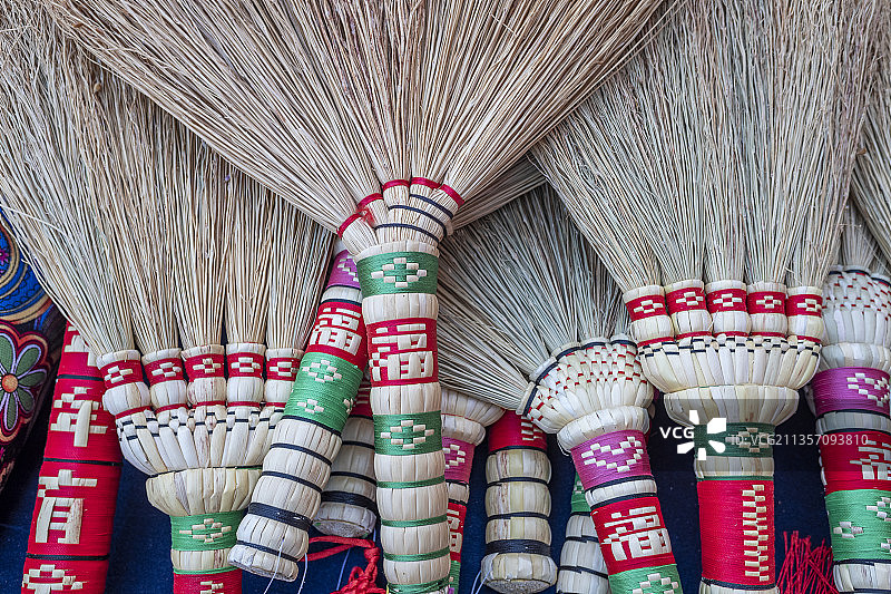 传统手工艺编织的笤帚图片素材