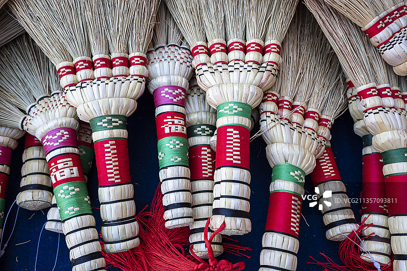 传统手工艺编织的笤帚图片素材