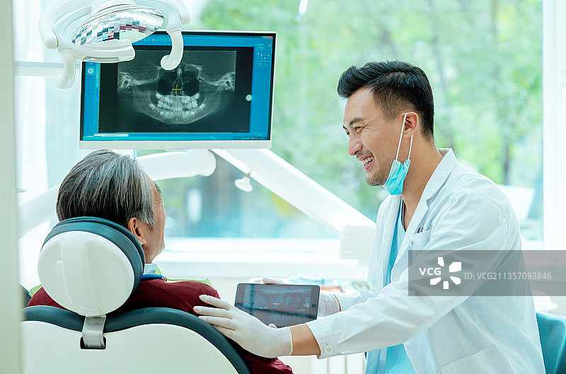 牙医在给患者介绍病情图片素材