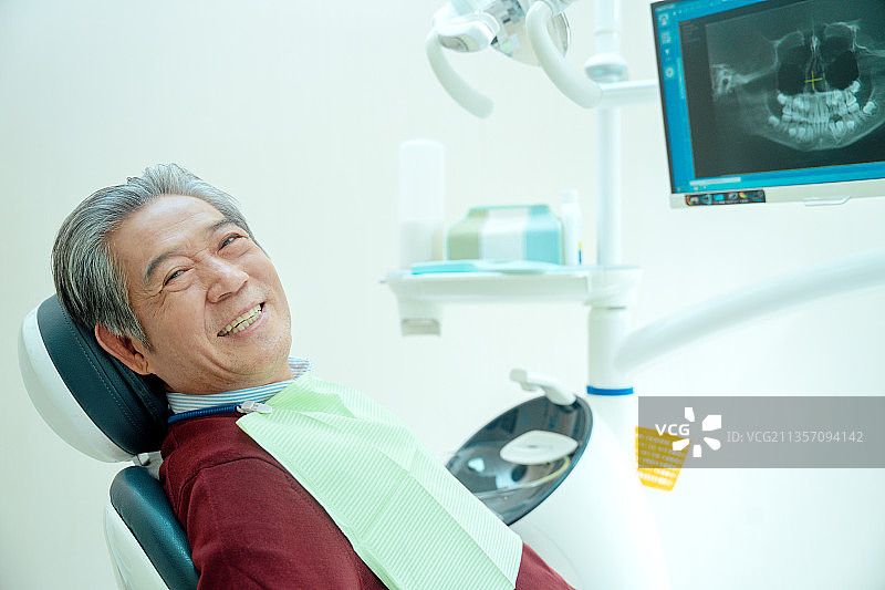 牙科中老年患者的肖像图片素材