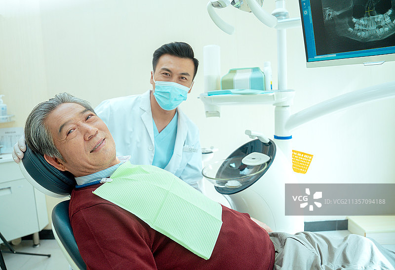 牙医和中老年患者的肖像图片素材