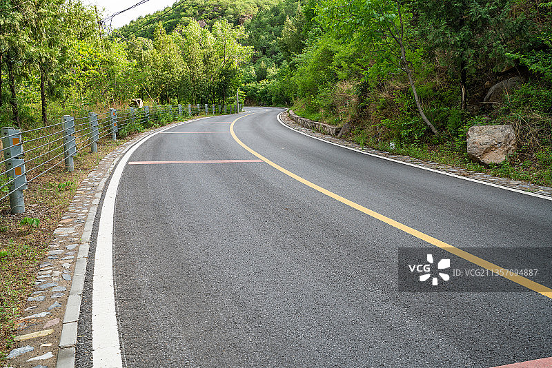 夏天妙峰山山区公路道路路面特写图片素材