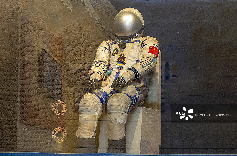 中国国家博物馆复兴之路展: 杨利伟穿的航天服图片素材
