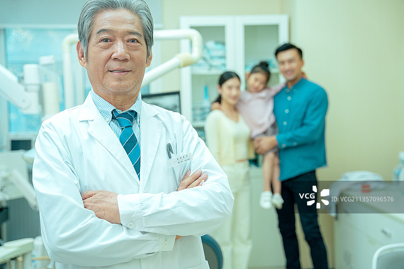 私人牙科医生和一家三口图片素材